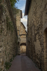 Fototapeta na wymiar Narrow street with arch