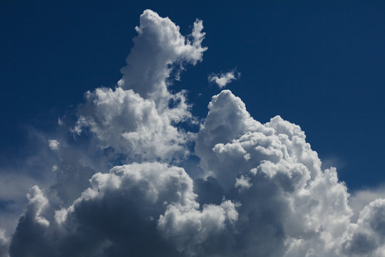 Cumulus clouds above lake Lago di Bolsena, Isola Martana im Hintergrund, crater lake of volcanic origin, near Montefiascone, province of Viterbo, Lazio, Italy, Europe