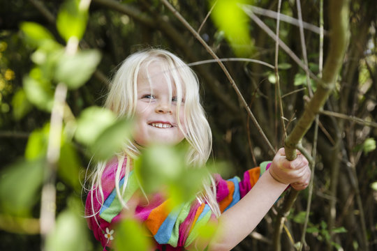 Girl (4 years) playing in a forest, Goseck, Saxony-Anhalt, Germany