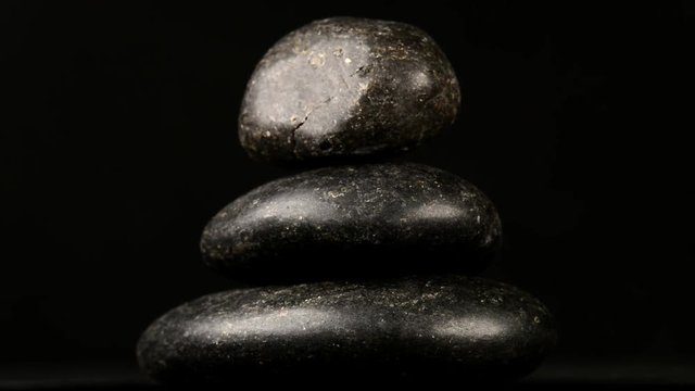 Zen Steine auf einem Drehteller
