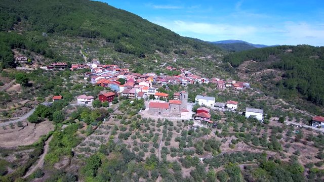 Herguijuela de la sierra (Salamanca) desde el aire.  Video aereo con drone