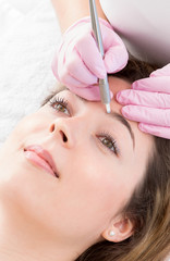Microblading im Kosmetikstudio permanent Makeup an den Augenbrauen