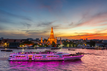 Naklejka premium Wat Arun i statek wycieczkowy o zmierzchu, Bangkok, Tajlandia