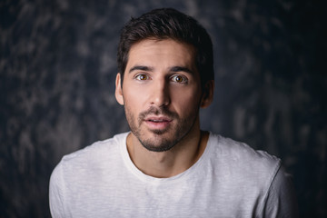 Obraz premium surprised frightened man