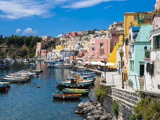 Fototapeta na wymiar Blick auf die Insel Procida mit Ihren bunten Häusern, Hafen und die Marina di Corricella, Insel Procida, Phlegräische Inseln, Golf von Neapel, Kampanien, Italien