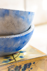 Betonschale mit blauen Pigmenten Vintage shabby retro