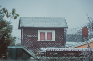 Haus im Winter in Kleingartenanlage