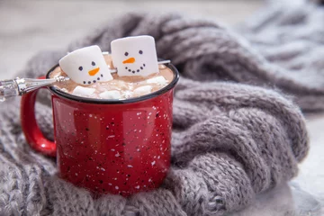 Fotobehang Warme chocolademelk met gesmolten sneeuwpop © azurita