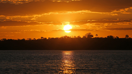 Naklejka premium Atardecer en el Río Zambeze, Zimbabwe, África