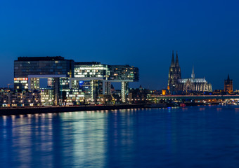 Fototapeta premium Köln – Kranhäuser und Dom; Deutschland 