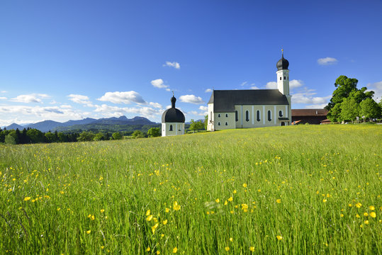 Pilgrimage Church St. Marinus und Anian with Mangfall Mountains in background, Wilparting, Irschenberg, Upper Bavaria, Bavaria, Germany
