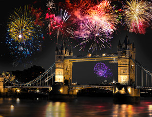 Feuerwerk über der Tower Bridge in London