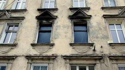 Stara kamienica po pożarze w mieszkaniu - wybite okna, osmolone ściany