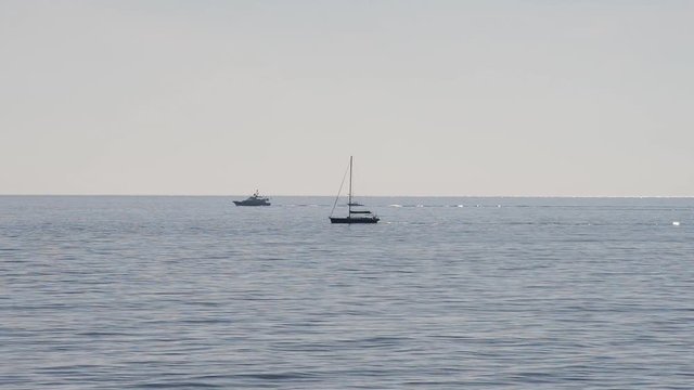 Natanti sul mare calmo e piatto in estate