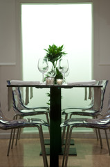 servicio de mesa de restaurantes, con mesa y sillas