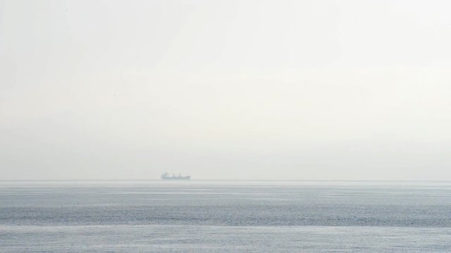 nave traghetto solca il mare