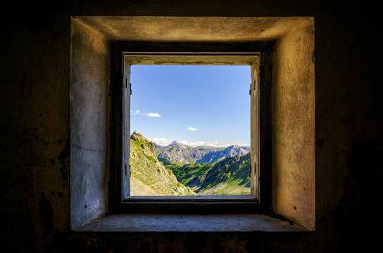 Fototapeta Mountain Valley in the park of Mercantour (France, Lakes of Lausfer) seen from an old military barrack from the First World War 