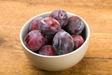 Plums in the bowl