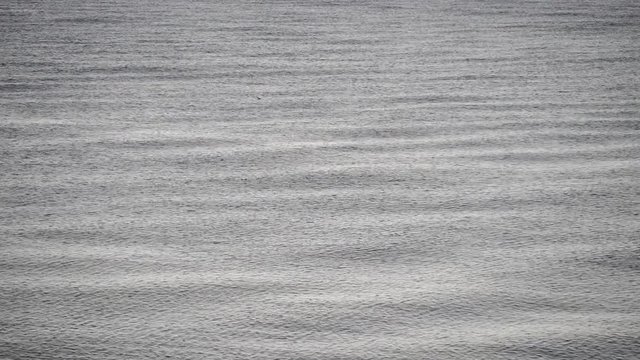 raffiche di vento e pioggia sul mare