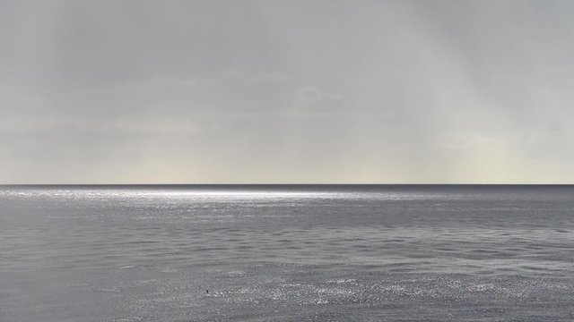 riflessi sul mare calmo