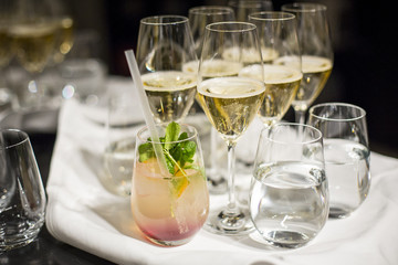 Catering / Tablett mit Champagner & Long Drink