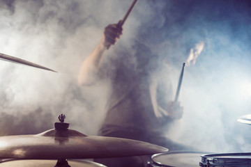 Schlagzeuger im Nebel