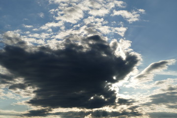 Eine riesige Wolke schiebt sich vor die Sonne