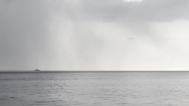 riflessi sul mare calmo