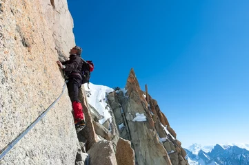 Fotobehang Alpinisme Klimmen in Chamonix. Klimmer op de stenen muur van Aiguille du Midi