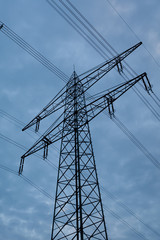 Strommast vor bewölktem Himmel