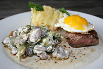 organisch, lifestyle, rindersteak, medium, rare, kartoffelbrei, bohnengemüse, urbano, modern, neu