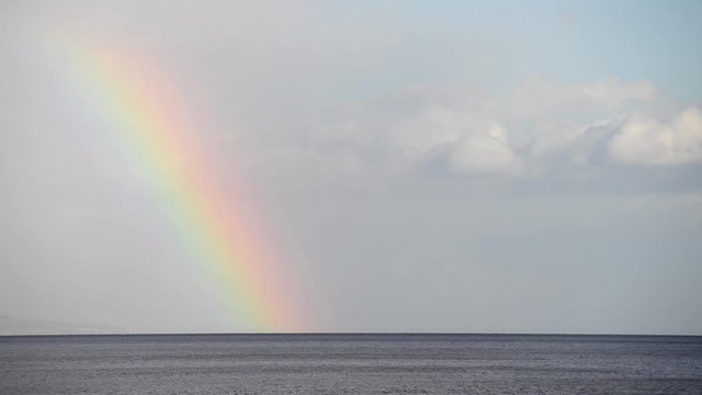 arcobaleno sul mare dopo il temporale