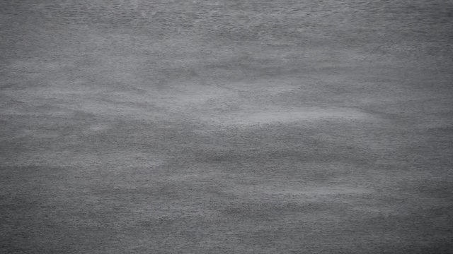 raffiche di vento e pioggia sul mare