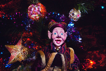 Новогодняя фигурка Шута у ёлки