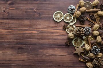 Weihnachtsdekoration auf Holz