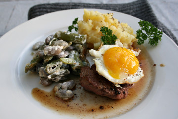 organisch, lifestyle, rindersteak, medium, rare, kartoffelbrei, bohnengemüse, urbano, modern, neu