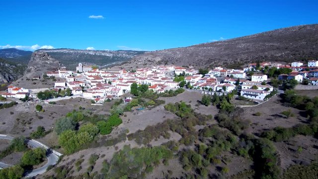 Huelamo, pueblo de Cuenca desde un drone. Video aereo en  Castilla la Mancha, España