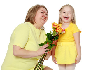 Mom and daughter with a bouquet of tea roses.