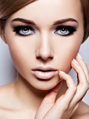Fototapeta premium Beautiful woman with fashion makeup of eyes