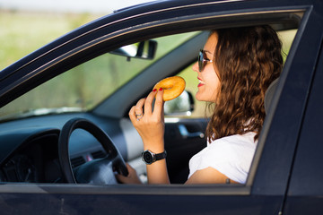 Naklejka premium Eating donut