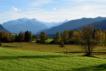 Fototapeta na wymiar Moorlandschaft bei Saalfelden mit Hoher Tenn und Kitzsteinhorn, 2 Gipfel der Hohen Tauern. Pinzgau, Salzburger Land, Österreich
