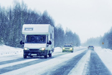 Obraz premium Caravan in road at winter Rovaniemi