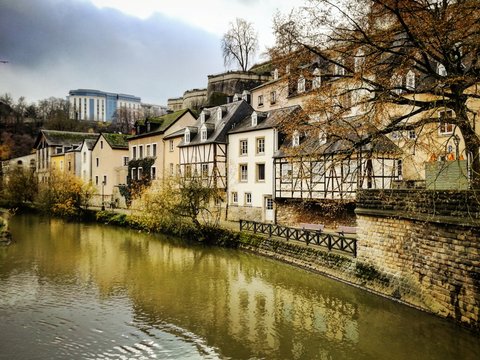 Paisaje de casas pueblo antiguo europa al lado de r&iacute;o con reflejo en el agua 