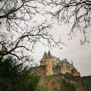 Castillo medieval sobre valle de cuento