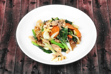 Fried big noodle with chicken and vegetables.