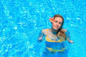Obraz na płótnie Canvas Girl in the swimming pool