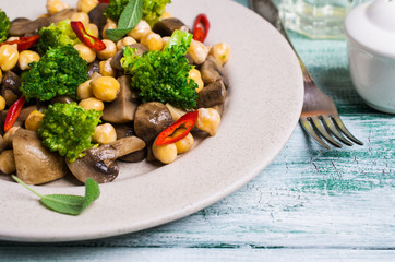 Broccoli with mushrooms and chickpeas