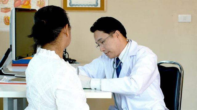 The doctor is asking the symptoms of the female patient