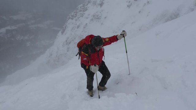 Alpinista Paolo Goglio in montagna con tormenta di neve