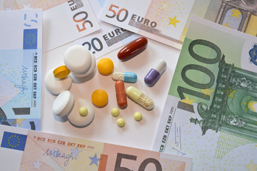 medicaments coeur naturel nature allergie vitamine pillule gellules cachet antibiotique soin sante medecin pharmacie argent euros cout pharmacien  docteur pharmaceutique  organisme environnement